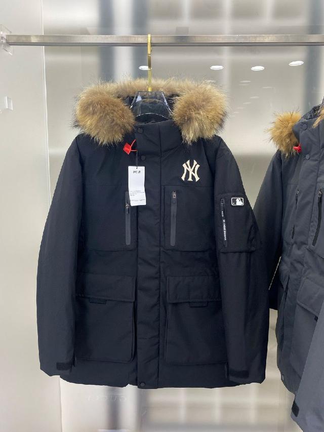 柔软真皮草毛领，大大的一整根貉子毛领，不仅挡风保暖，