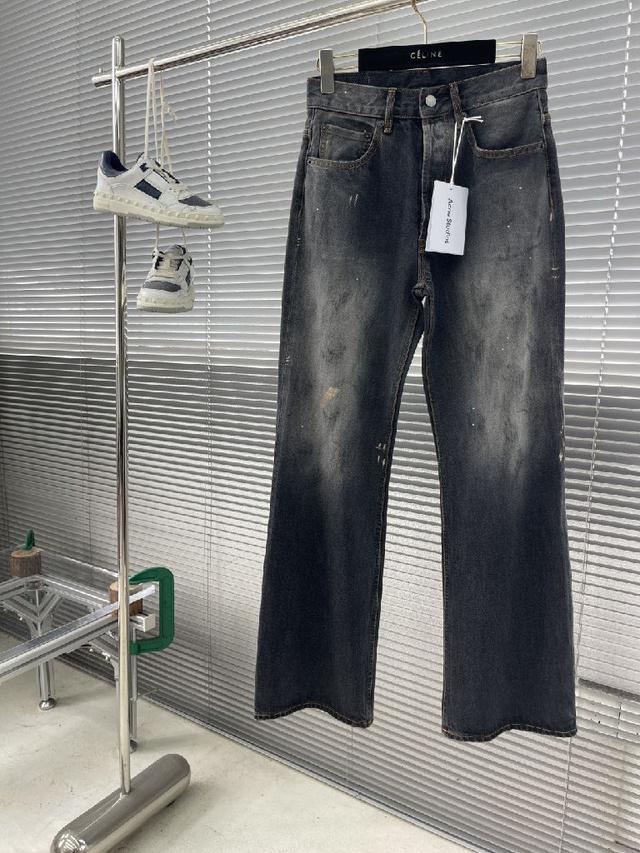 都市风十足 采用精纺纯棉面料手感软糯干爽，上身效果挺括有型