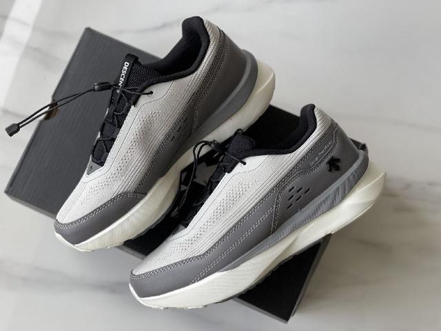 防水黑科技来袭，让你雨天雪天不怕湿鞋。 鞋面采用