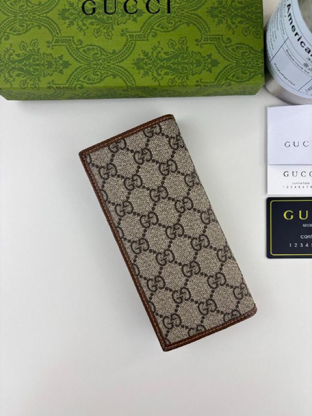 饰以同色调皮革滚边和互扣式双G标牌，突显经典设计的魅力。