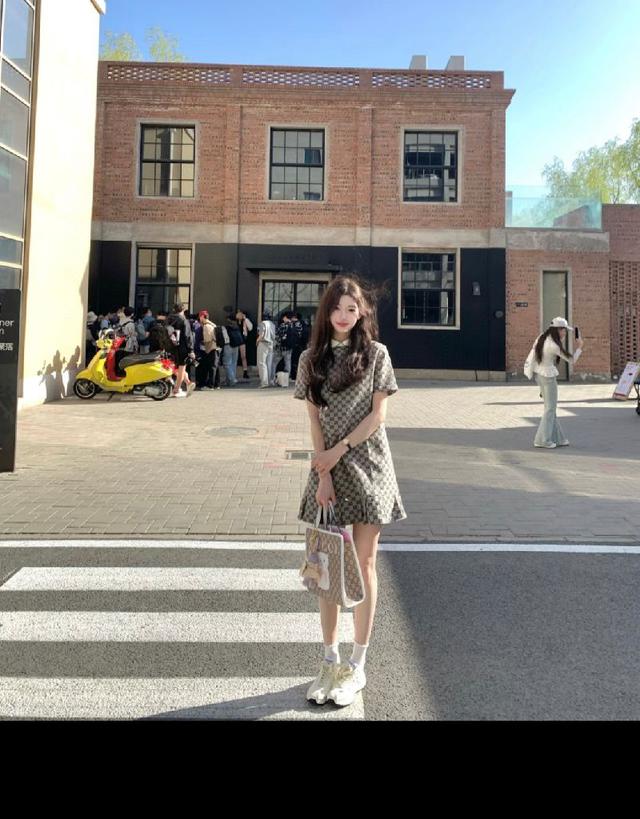 25SS新款牛仔无袖连衣裙👗/下摆压折设计/字母刺绣装饰/