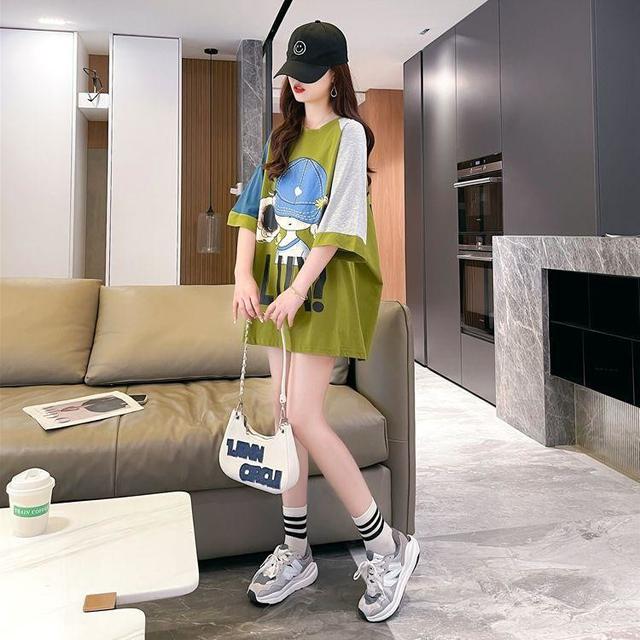 印花雙色拼接插肩袖中長款寬鬆休閒短袖