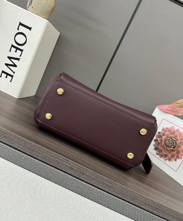 Madrid 具有柔软的结构感梯形造型，采用角撑设计，搭配可调节