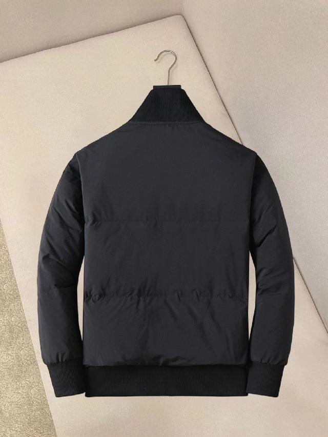 秋冬新款羽绒服。这款号称羽绒服届最贵的，全部90绒的。