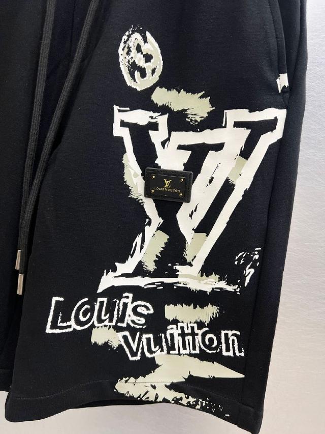 细节无可挑剔，顶级辅料配备，原版logo设计理念，手感细腻柔软！