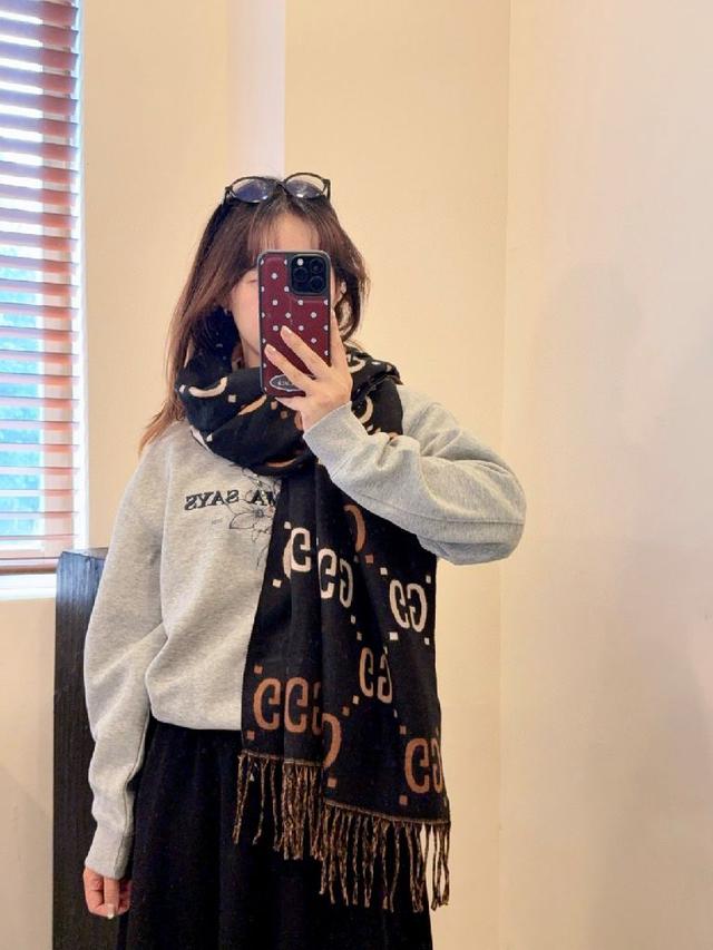 花卉和 LV 字母，其间点缀品牌名称的单一字母，