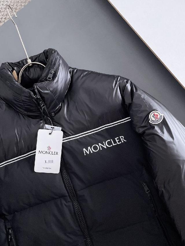 新款羽绒服。这款号称羽绒服届最贵的，全部90绒的。