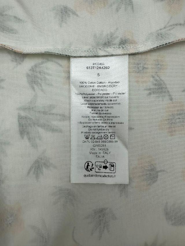 棉质平纹针织面料 正面以刺绣展现图书封面