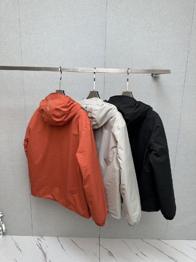 作为 Moncler Grenoble 男士系列的一部分，这款 Shipton 连帽羽绒服