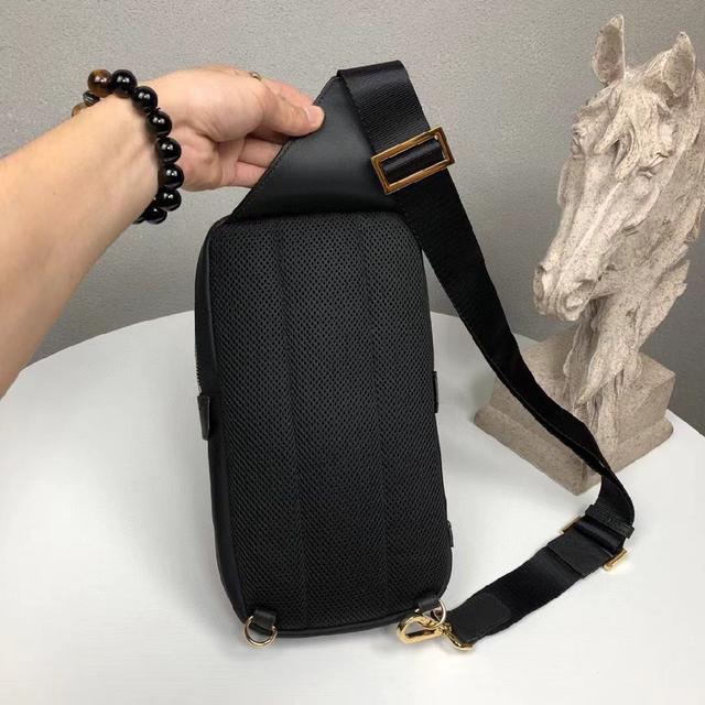 品质专柜同步狠货来袭顶级打蜡牛皮，专柜原单五金，