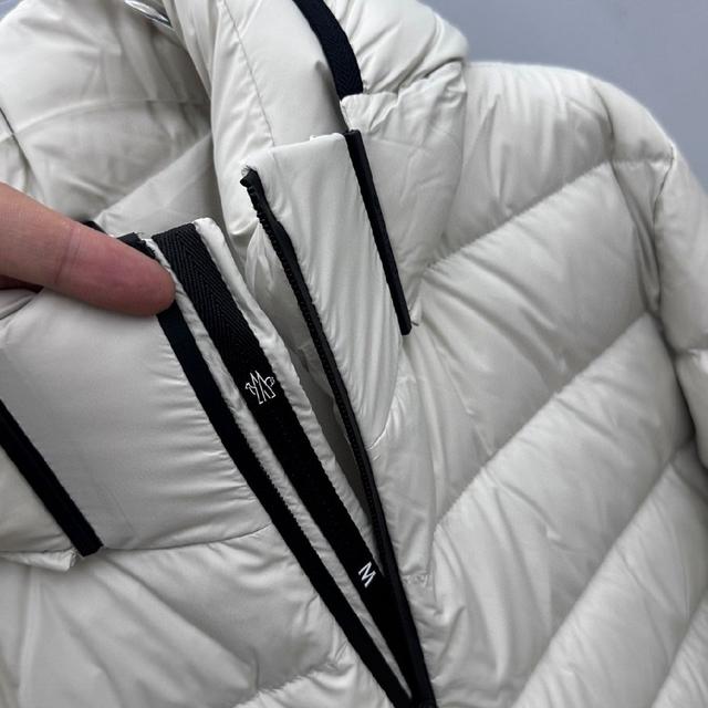 羽绒服2025最新款时尚设计师款羽绒外套.（连帽可拆卸