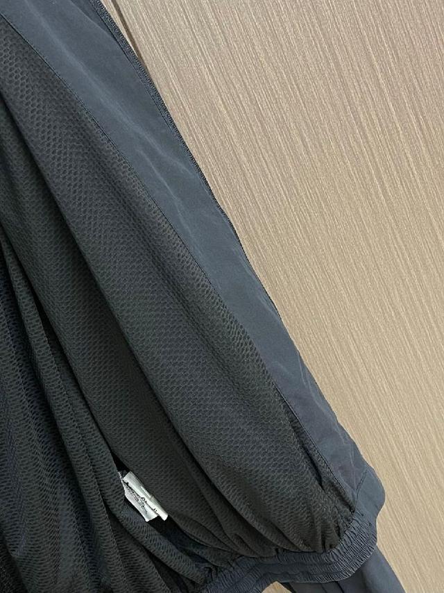 整件衣服原版剪裁设计非常个性，立领夹克的版型上身超酷😎，