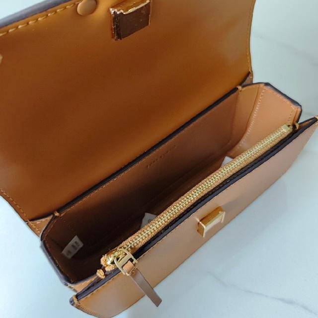 TB小号矩形手袋。矩形盒子包线条简约利落，与廓形肆意的