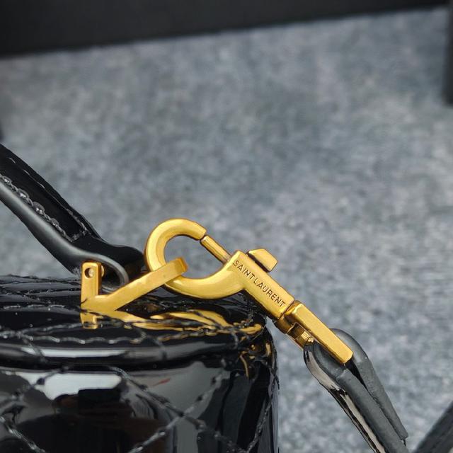 漆皮质感的小gaby，也是ROSE同款空间大，手提单肩斜