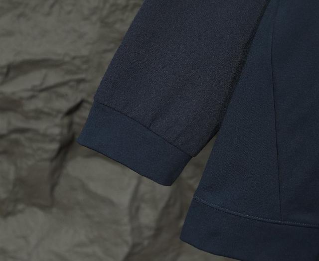 始祖鸟新款立领拼色长袖， 高周波压标logo干净舒适，