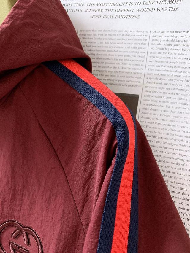 正面，经典ＧG刺绣精致立体，是品牌身份的标志性彰显。衣袖上