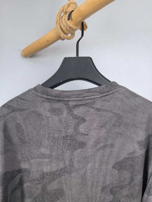 这款T恤极简主义设计和精美细节于一身。Oversize饰边