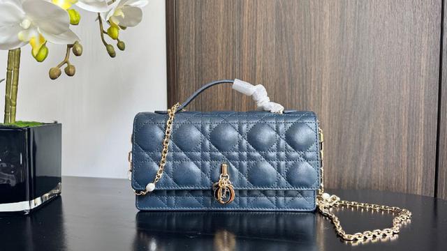 Lady Dior 系列更加丰富。采用淡蓝色羊皮皮革精心制作
