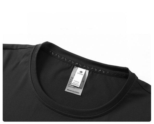 Descente/迪桑特这款卫衣看似简单，但是版型真的是十分的出众