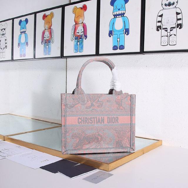 多数人消费奢侈品牌首先想到的是买实用型的经典款 但其实像DIO