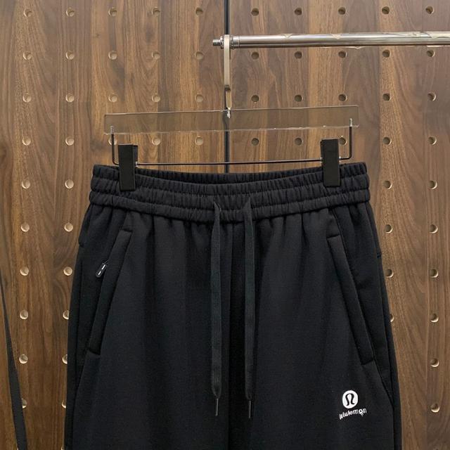 【新品】新款休闲裤卫裤，裤身上刺绣标志性品牌标识