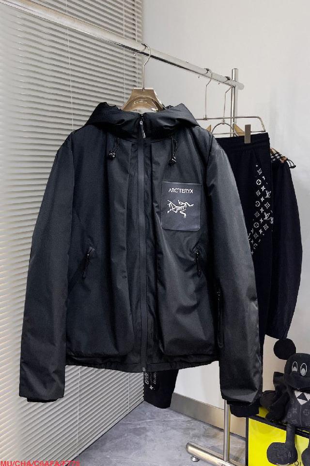 内冲100g-90白鸭绒，轻薄有型，上身不臃肿，颇具意大利典型风格的时装