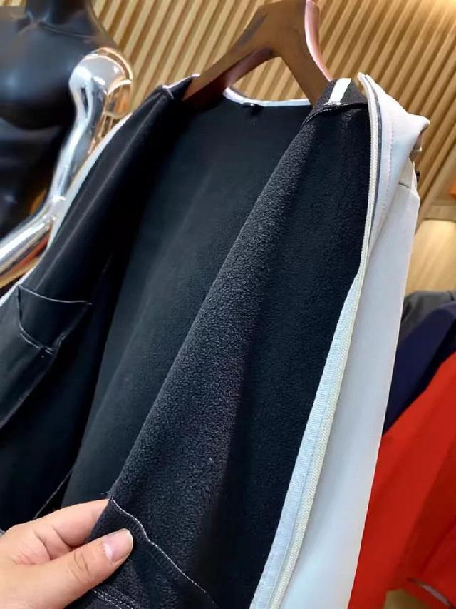 手感超级无敌柔软细腻！面料垂坠挺括，保形佳，触感柔软舒适，