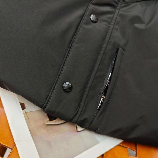 冬季男士连帽夹克羽绒服外套.......饰有袖臂毡毛刺绣设计
