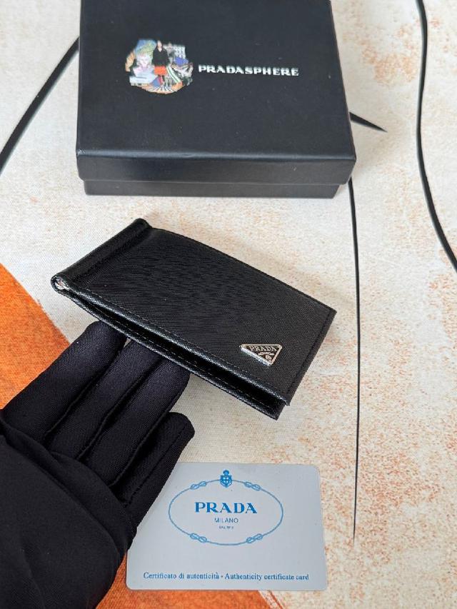prada 独家实拍 票夹 十字纹牛皮 中间金属夹  简单易用