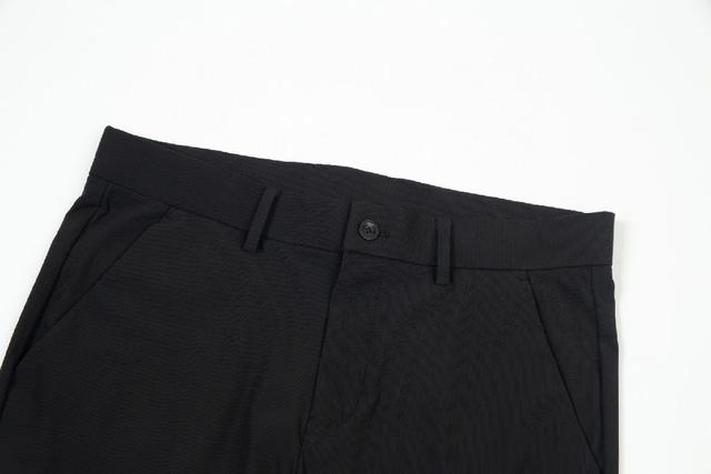 纽扣门襟胸前贴袋，罗纹 Polo 衣领，直筒版型 简单设计款