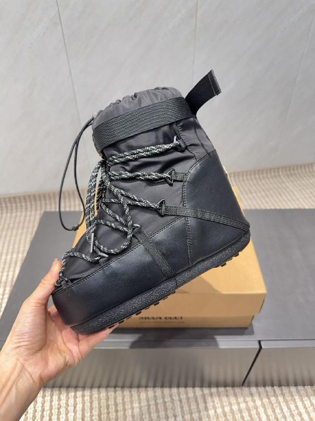 万人大秀的丑萌雪地靴重新翻红，不分男女不分左右，