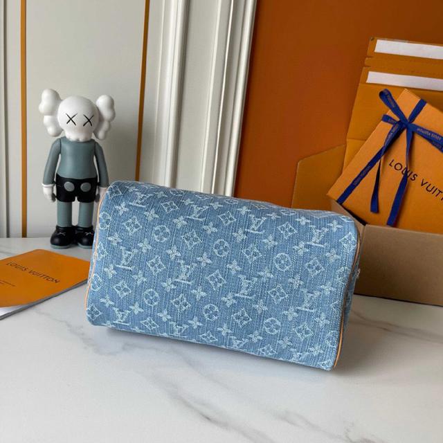 推出了经典的“彩色Monogram”系列，随即引发潮流风暴。