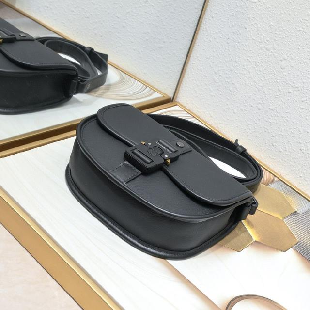 2022春夏新款CUIR水桶、采用凯旋门立体大logo更加知性成熟