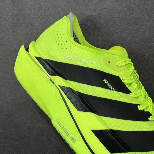 提升滑板体验。鞋底Tri-Star纹理提供出色的抓地力和灵敏脚感。