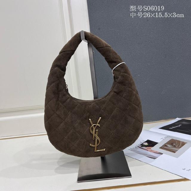 完美结合复古与现代感，堪称本季最令人期待的It Bag之一