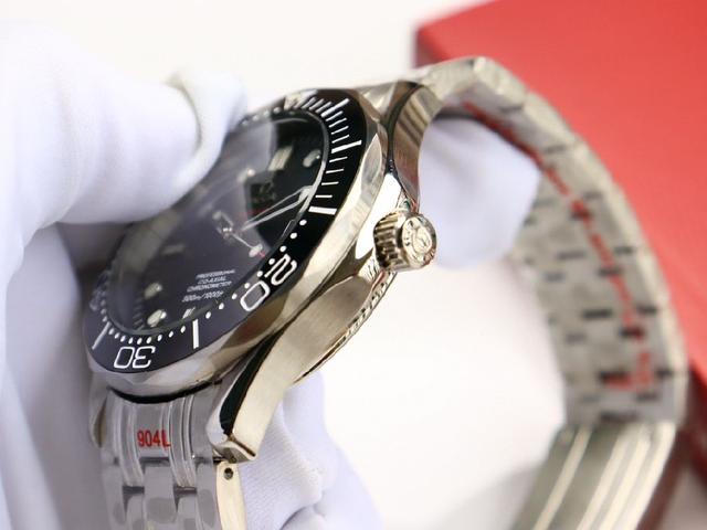 OMEGA 海马系列300米潜水腕表 表壳采用316L精钢表壳