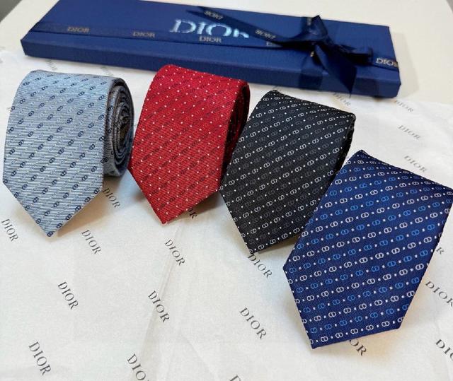 以同色调手法演绎的更显雅致风范。让男士可以充分展示自己个性。