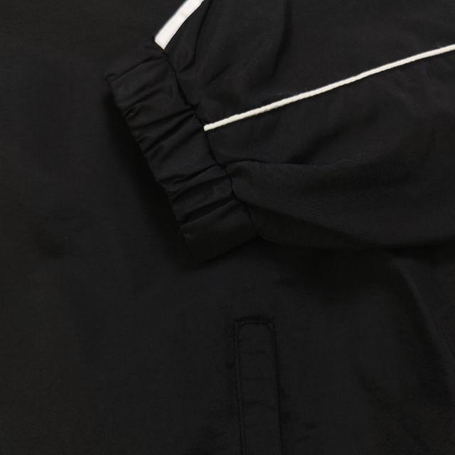 适配多种穿搭场景，搭配卫裤、牛仔裤都很出彩。立领拉满利落干练，