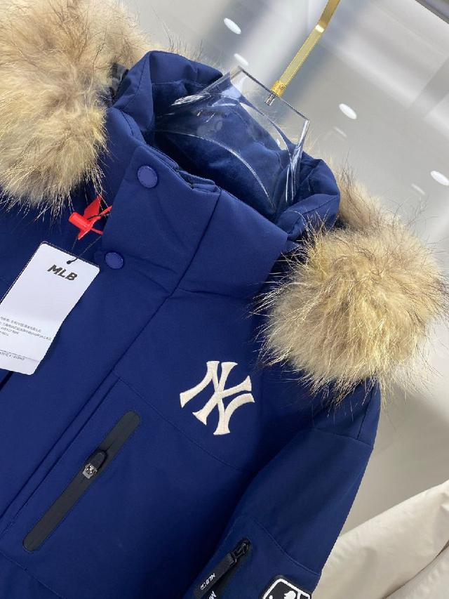 柔软真皮草毛领，大大的一整根貉子毛领，不仅挡风保暖，