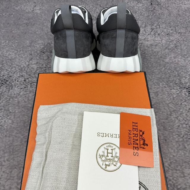 高科技泽西织物和麂皮山羊皮运动鞋，饰有撞色Nappa皮革滚边。