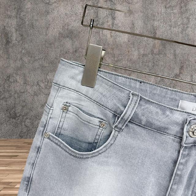 春夏最新品牛仔裤🔥专柜热销款 品味与价值共享 身穿着