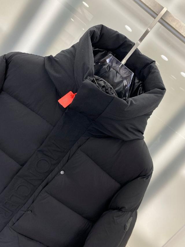 Madeira羽绒夹克是功能性衣橱的常备单品，采用Longue saison尼龙制成
