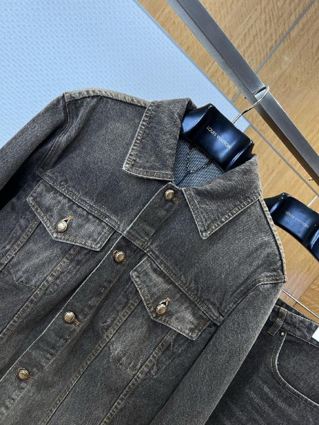 门襟采用单排纽扣开合，纽扣精致圆润，穿脱便捷且视觉整洁有序；左胸处绣有品牌标志性小马刺绣