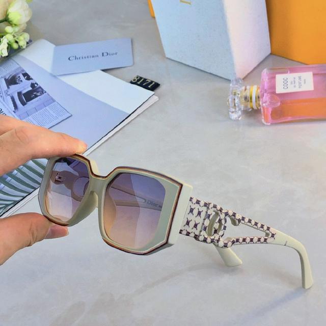 新款字母构造镜腿大框时尚设计师文艺太阳镜女防紫外线