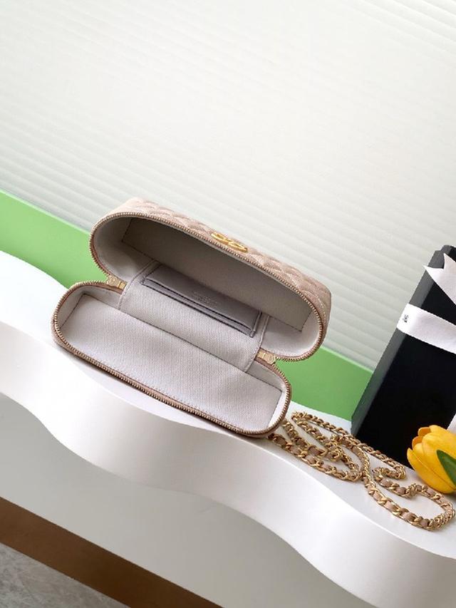 链条手拿包👜 颗粒小牛皮配金色金属 让整个包看起