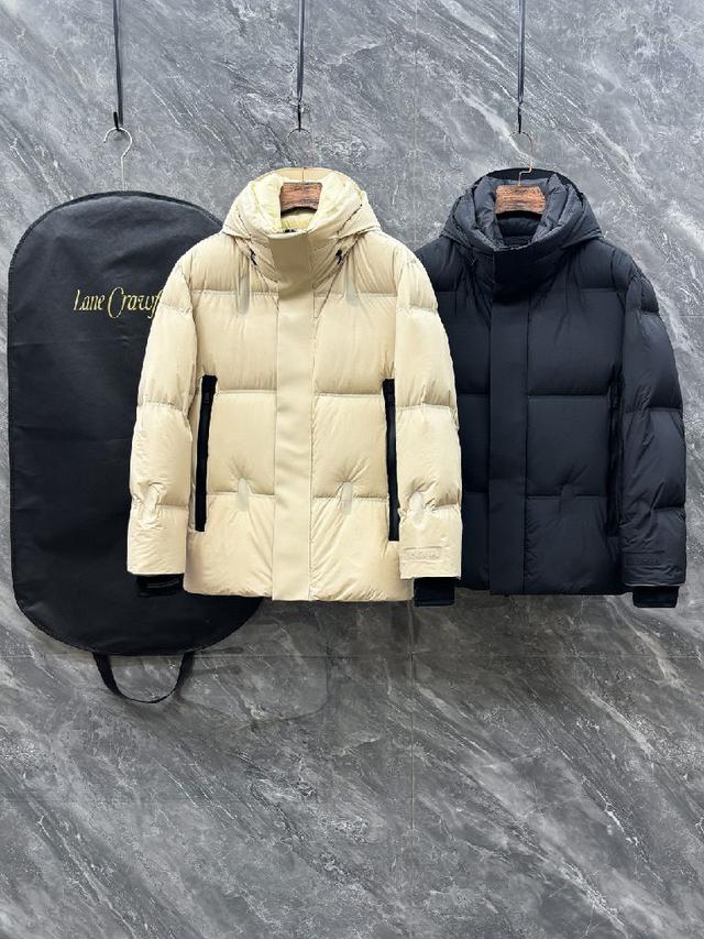 这款羽绒服的面料选用了客供定制的高密度轻质尼龙，这种面料不仅轻盈如羽