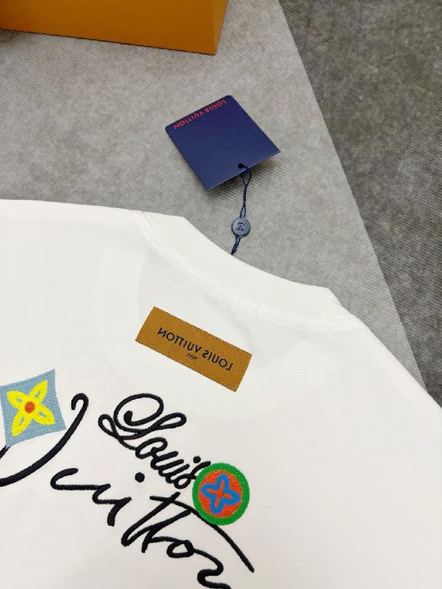 高支高密300克双纱纯棉面料，整体的触感舒适，亲肤效果也是极佳。且版型