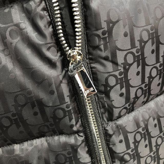 秋冬新款羽绒服。这款号称羽绒服届最贵的，全部90绒的