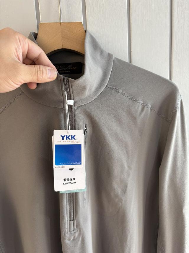 半拉链胸口有拼色袋压标logo干净舒适， 面料 采用