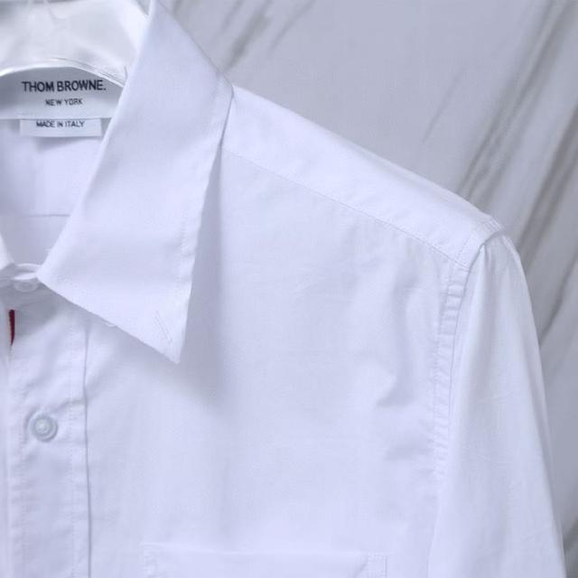 采用进口14针毛织机，袖口带有PRADA品牌标识提花logo。